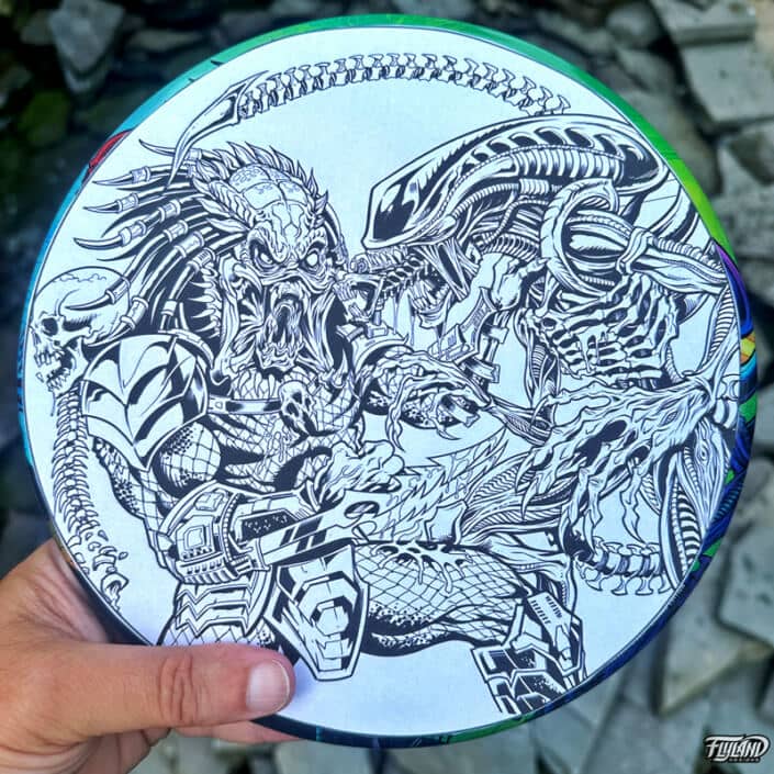 Illustration of Alien and Predator fighting each other on a disc golf disc