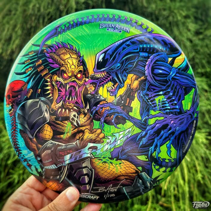 Illustration of Alien and Predator fighting each other on a disc golf disc