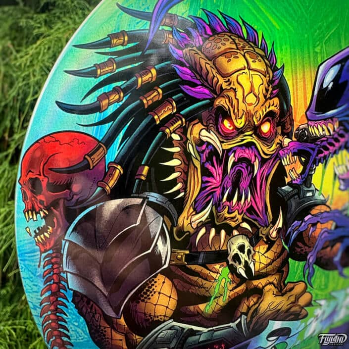 Illustration of Alien and Predator fighting each other on a disc golf disc