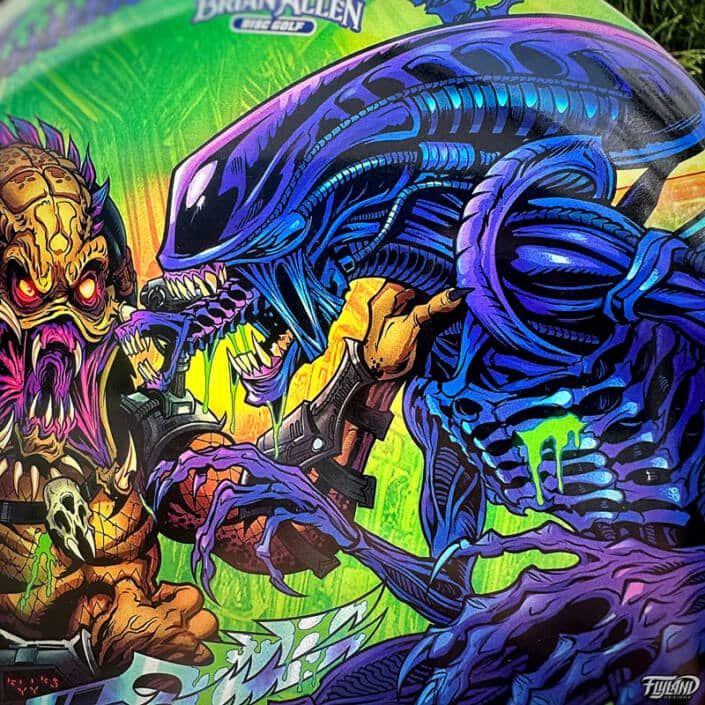 Illustration of Alien and Predator fighting each other on a disc golf disc