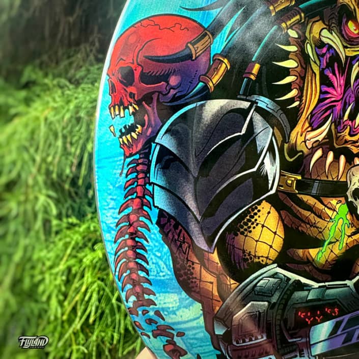 Illustration of Alien and Predator fighting each other on a disc golf disc