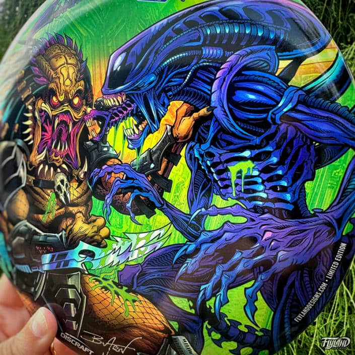 Illustration of Alien and Predator fighting each other on a disc golf disc